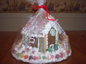 How to wrap a gingerbread house for freshness and transport